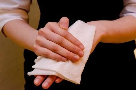 Mokro tkivnim robčkom dodajo barvo hotelskim storitvam